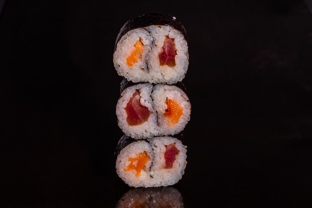 Sushi frais et savoureux sur fond sombre