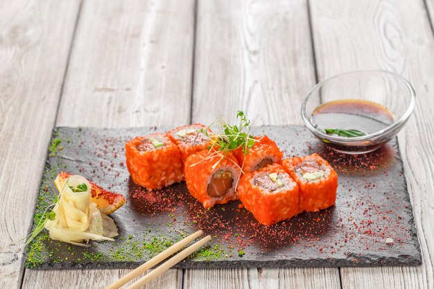 Sushi frais sur une table en bois rustique