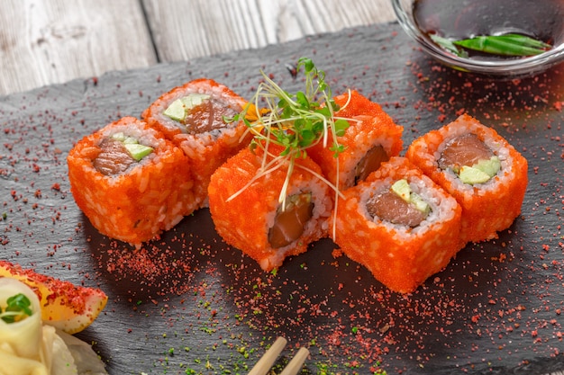 Sushi frais sur une table en bois rustique