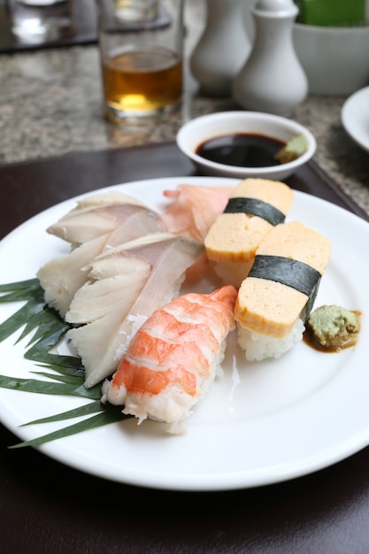 Sushi de fruits de mer sur un plat blanc dans le restaurant.