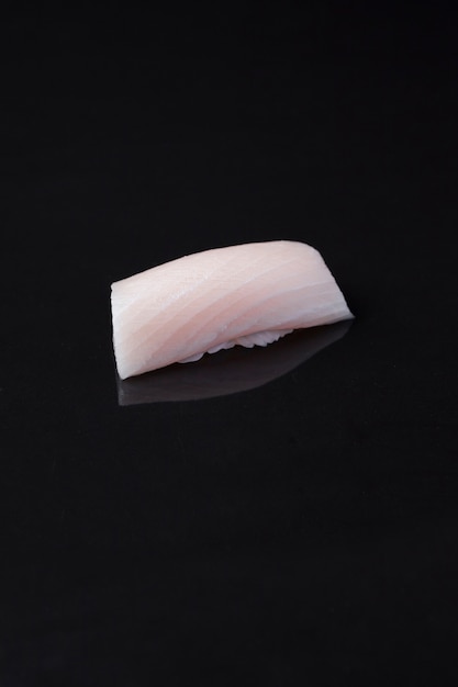 Sushi Hamachi sur fond sombre