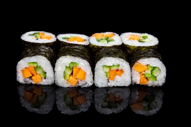 Photo sushi hosomaki avec des légumes