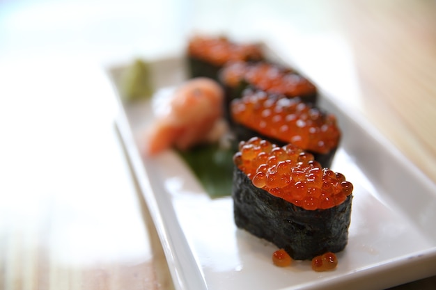 Sushi Ikura , caviar ikura aux algues , cuisine japonaise