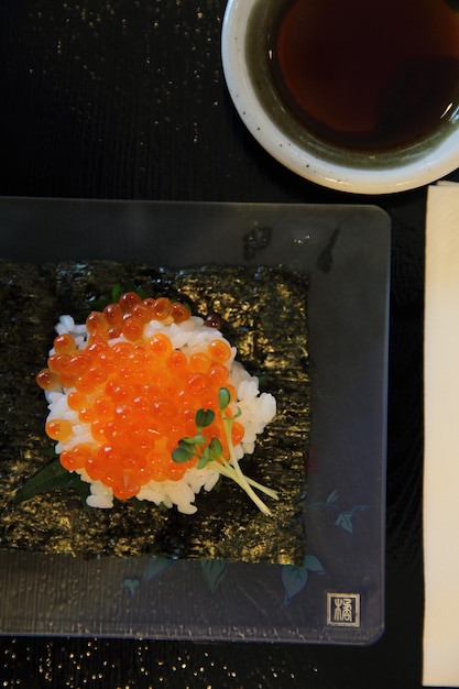 Sushi ikura de cuisine japonaise, œufs de saumon avec du riz