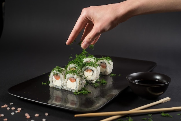 Sushi japonais blanc sur fond noir