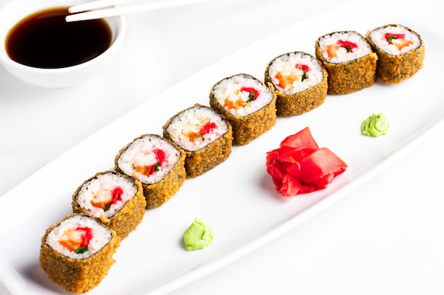 Sushi japonais avec de la chair de crabe sur fond blanc