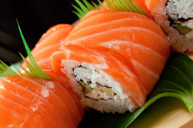 Sushi japonais cuisine japonaise traditionnelle. Rouleau de saumon