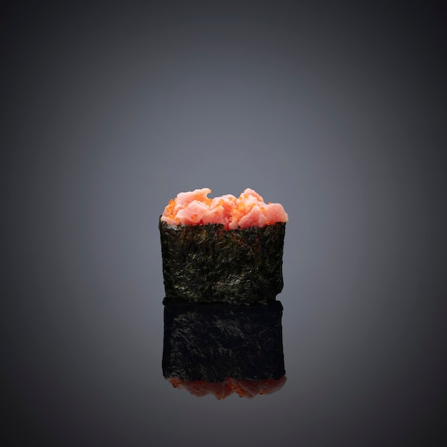 Sushi japonais sur fond gris-noir