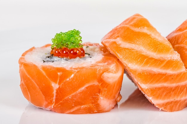 Sushi japonais foodRoll traditionnel japonais à base d'œufs et de crème de caviar rouge de saumon