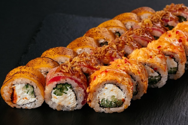 Sushi japonais frais sur fond noir