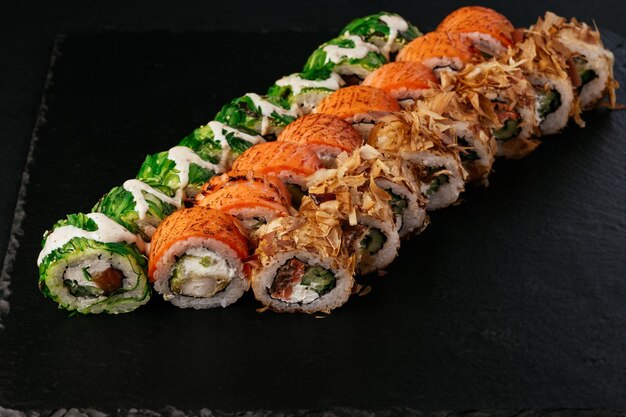 Sushi japonais frais sur fond noir