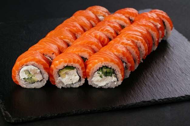 Sushi japonais frais sur fond noir