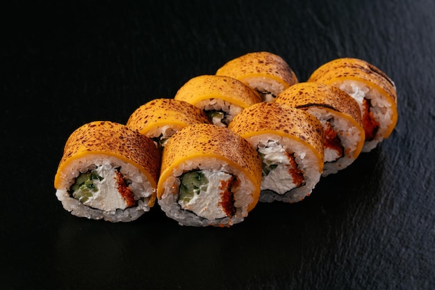 Sushi japonais frais sur fond noir