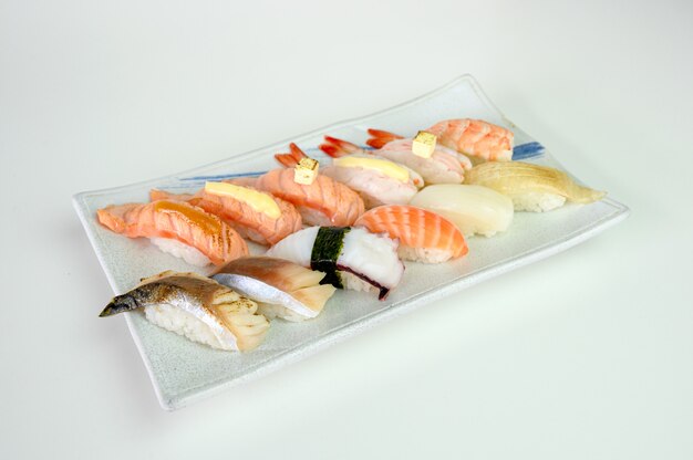 Sushi japonais nigiri de saumon, crevettes, Saba, Tako, calmars, engawa sur plaque en céramique