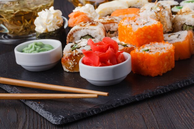 Sushi japonais avec thé vert prêt à servir