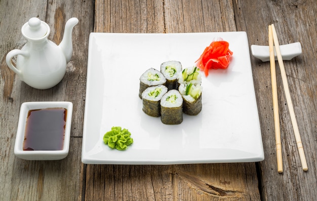 Sushi japonais traditionnel et petits pains aux fruits de mer frais