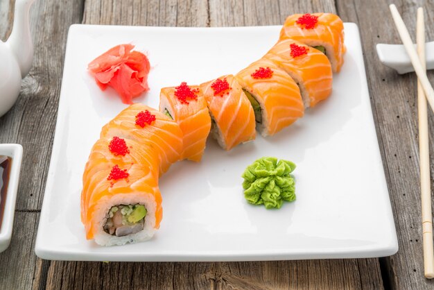 Sushi japonais traditionnel et petits pains aux fruits de mer frais