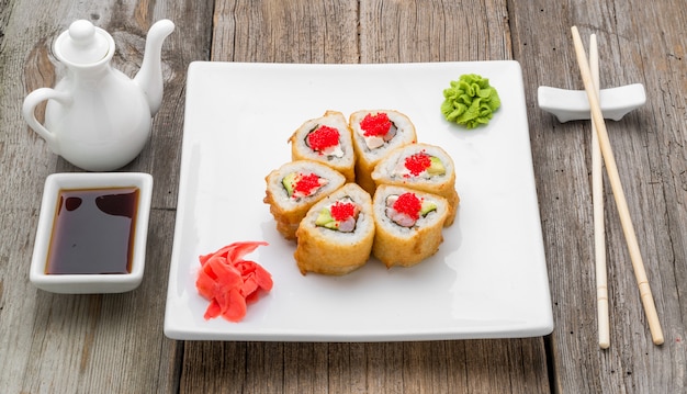 Sushi japonais traditionnel et petits pains aux fruits de mer frais
