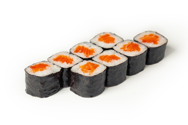 Sushi maki sur une assiette blanche.