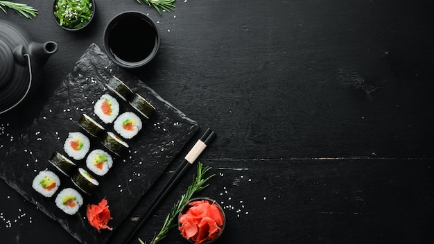 Sushi maki au saumon avocat et nori Espace libre pour votre texte Cuisine traditionnelle japonaise Vue de dessus Style rustique