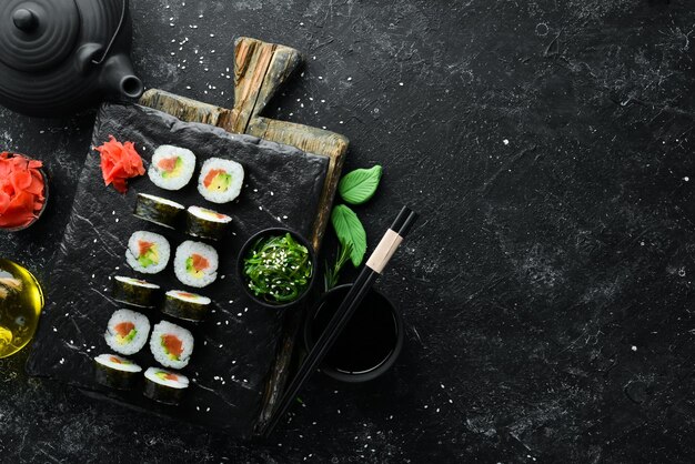 Sushi maki au saumon avocat et nori Espace libre pour votre texte Cuisine traditionnelle japonaise Vue de dessus Style rustique