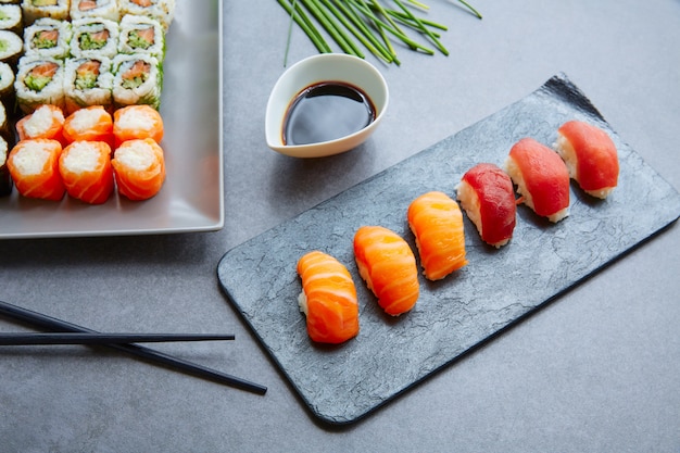 Sushi Maki et Niguiri à la sauce soja California roll