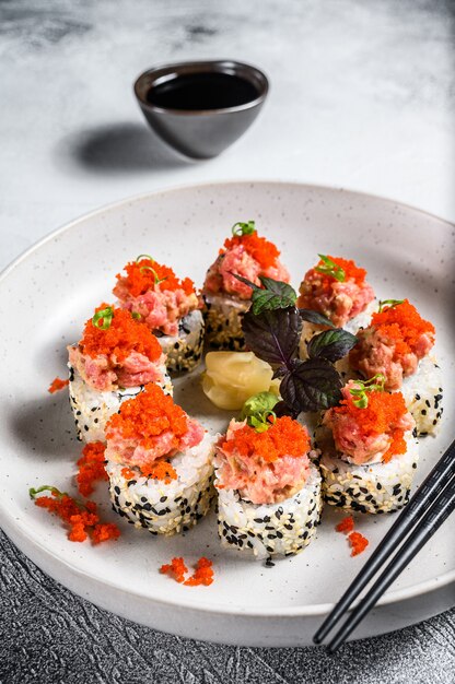 Sushi Maki roll au thon, saumon et caviar