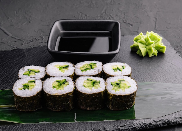 Sushi Maki roule le concombre sur la pierre