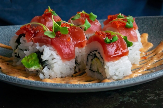 Sushi maki rouleaux avec du thon sur une assiette. Gros plan de la cuisine traditionnelle japonaise servie pour le déjeuner dans un restaurant gastronomique moderne.