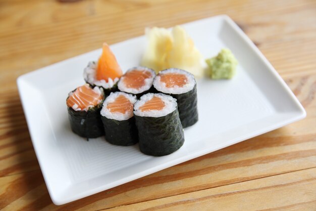 Sushi Maki saumon sur fond de bois