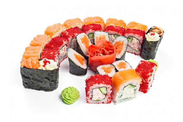 Sushi mis sur le blanc