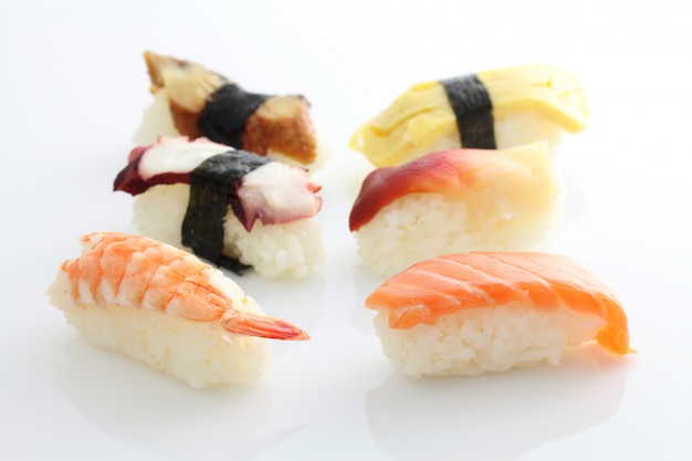 Sushi mis en fond blanc