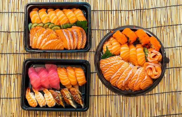 sushi mixte sur boîte noire