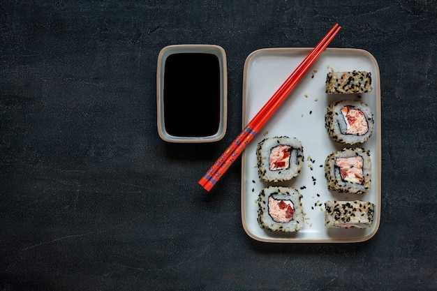 Sushi de mousse de viande de crabe japonais avec sauce soja avec des baguettes