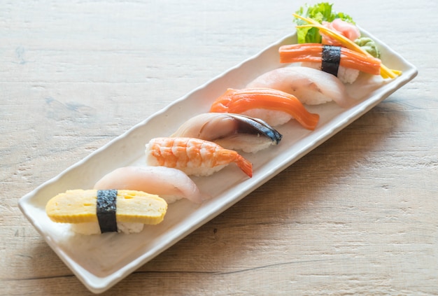 Sushi De Nigiri Cru Et Frais Dans Une Assiette Blanche