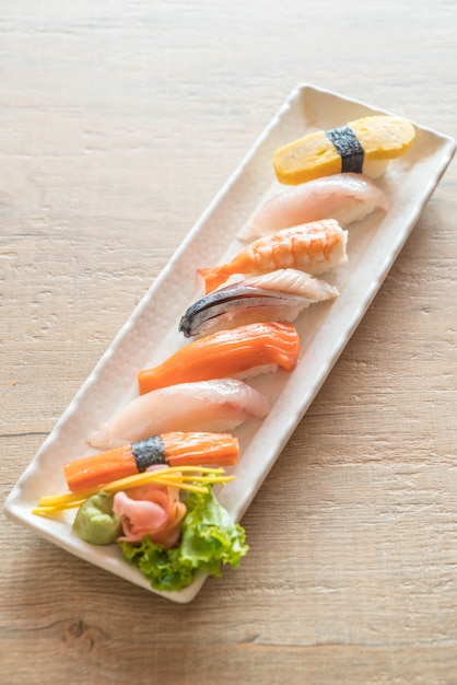 Sushi de nigiri cru et frais dans une assiette blanche