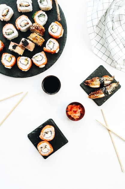 Sushi Et Nigiri Sur Surface Blanche