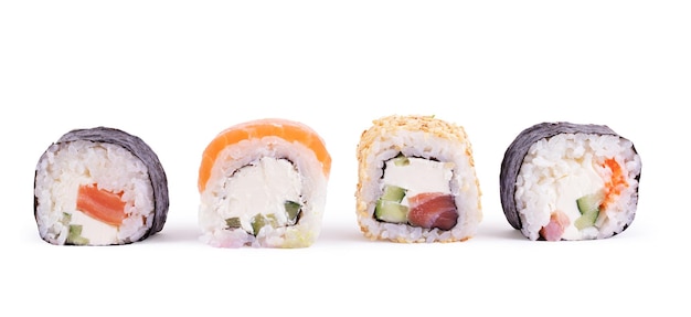 Sushi noir au saumon et concombre sur fond blanc