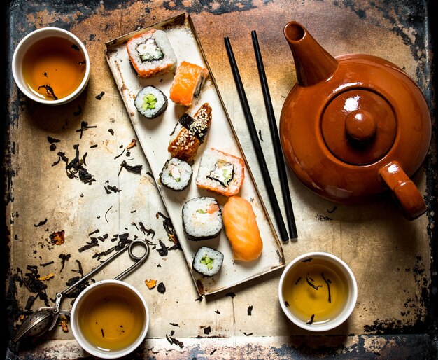 Sushi et petits pains avec tisane