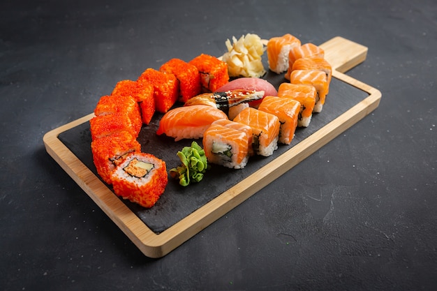 Sushi Philadelphia rolls et California rolls photo de nourriture pour le menu. Ensemble combiné sur sombre