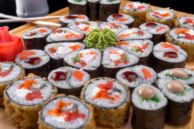 Sushi sur une planche de bois