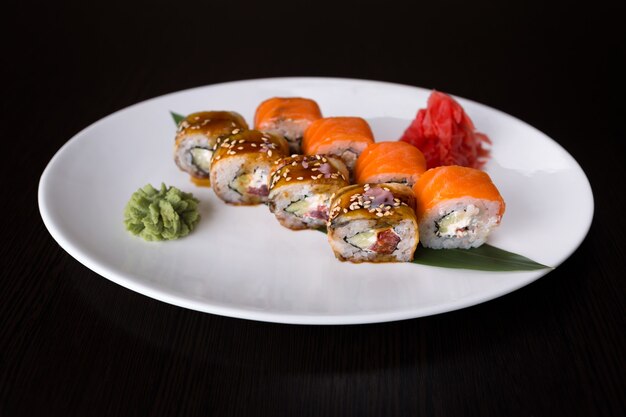 Sushi sur la plaque blanche avec œufs de poisson et légumes