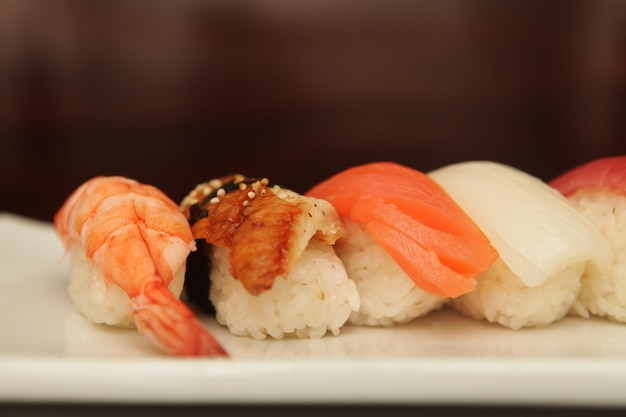 Sushi sur une plaque blanche