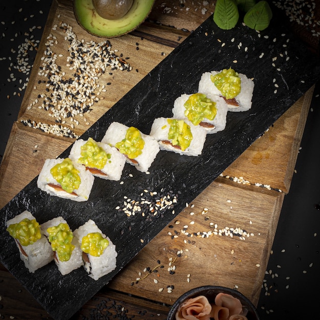 Photo sushi sur une plaque style photographie alimentaire sombre