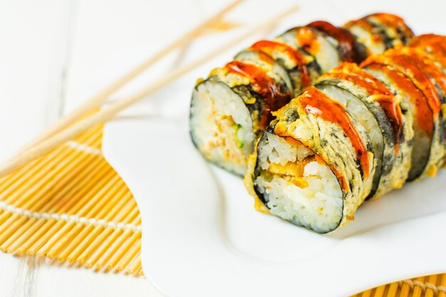 sushi sur plat blanc moderne et bâtons