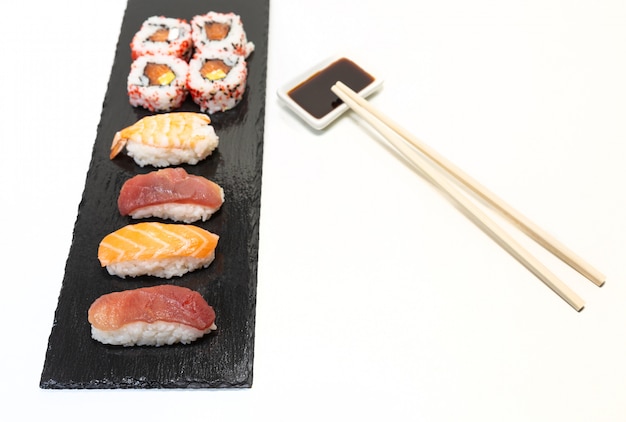 Le sushi, un plat typiquement japonais préparé à base de riz et de divers poissons crus.