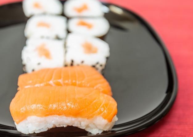 Le sushi, un plat typiquement japonais préparé à base de riz et de divers poissons crus.