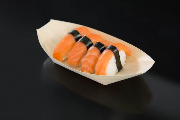 Sushi sur plateau