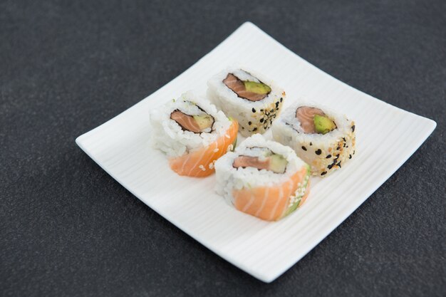 Sushi sur plateau