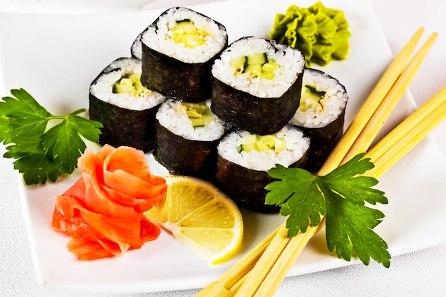 Sushi de poisson sur une plaque sur un fond blanc